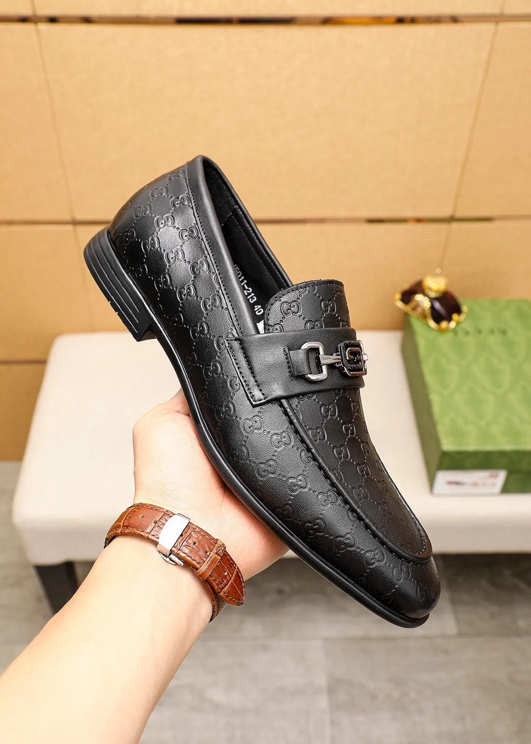 Men's shoes 💰460 💐 Product trademark: GUCCI "Gucci" casual leather shoes Regular size: 39-45 (38.45🉑️customized) Product materials: Selected imported first-layer calfskin embossed upper + luxury hardware buckle, imported cowhide leather lining. Strong three-dimensional visual effect, rubber outsole Color: 1⃣️color optional